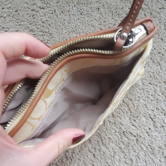 Coach Clutch - Picture 4 of 5